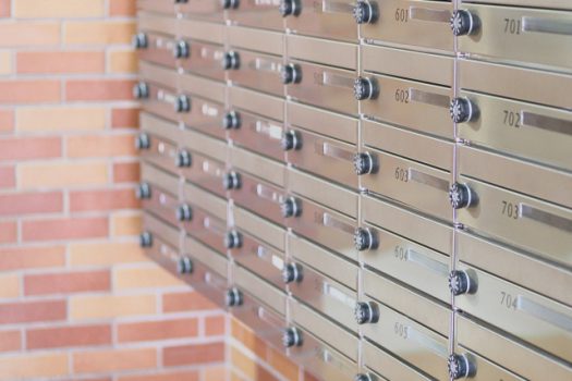 集合住宅の郵便ポスト。ダイヤルを解錠する方法