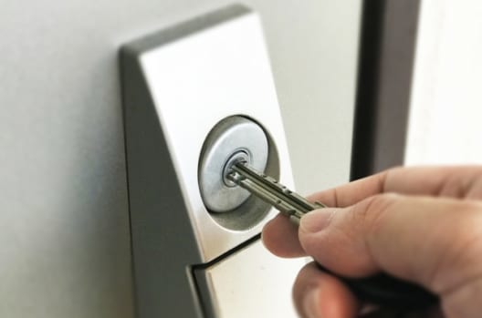 鍵交換費用｜防犯性が高い玄関ドアの鍵の種類や自分で交換する方法